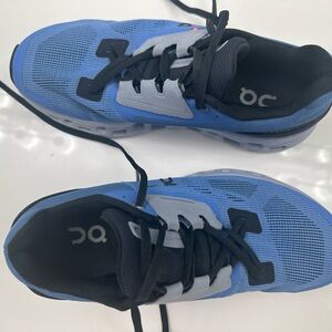 ON Cloudstratus 5 running shoes size 9